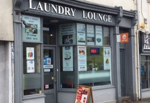 R1744 : BUSY LAUNDRETTE AND CAFE LOUNGE